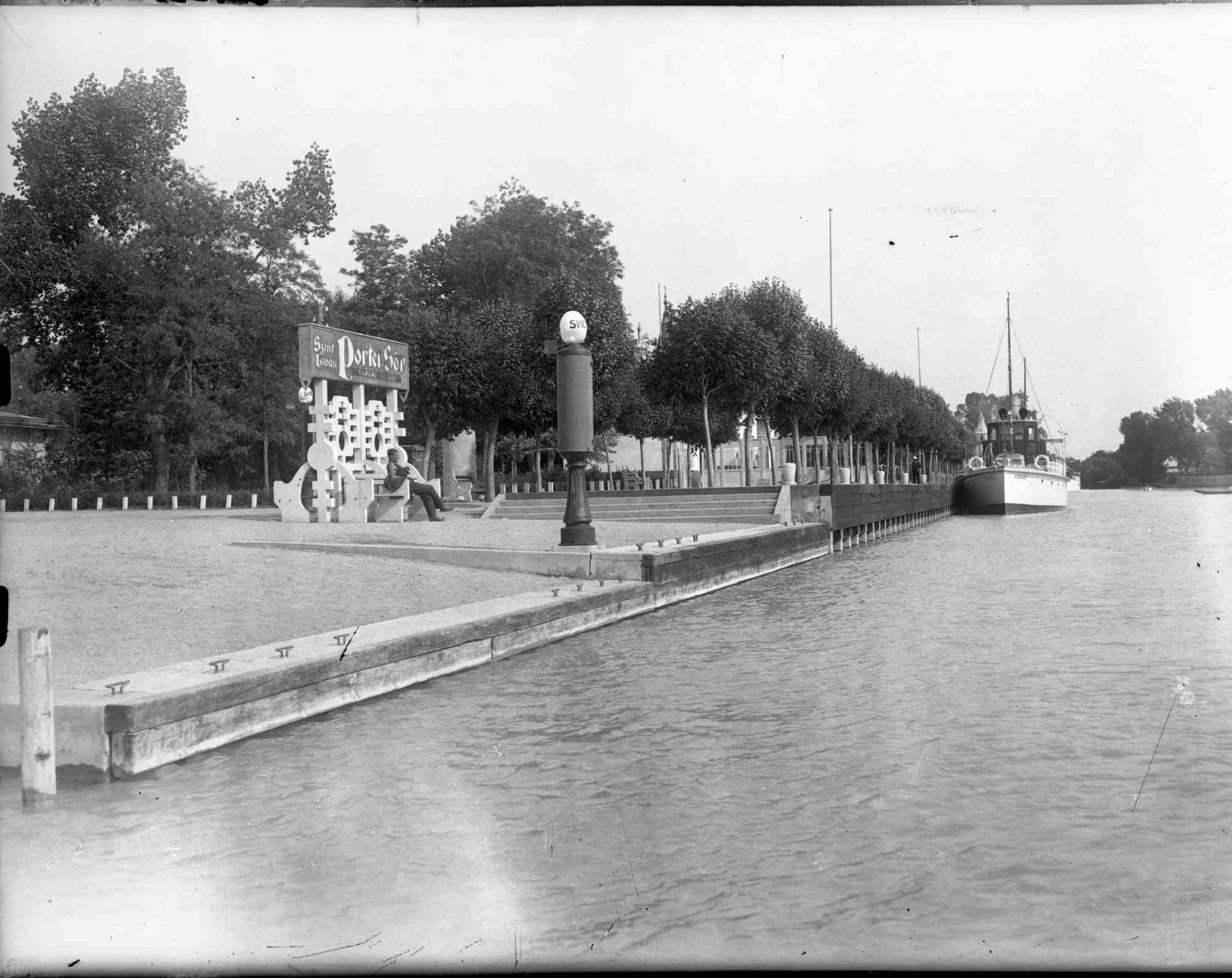 MMKM_TEMGY_2019_1_1_1_1_24 Személyhajó kikötő benzinkúttal 1935